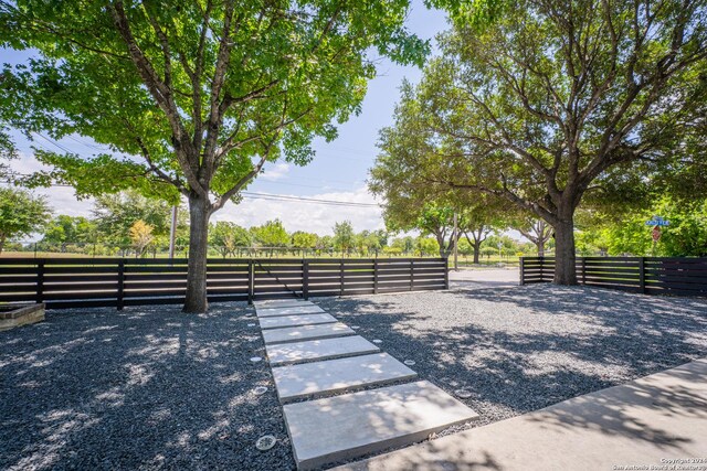 555 Hansford, San Antonio, TX 78210 - view of yard