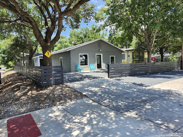 555 Hansford, San Antonio, TX 78210 - view of front of property featuring a fenced front yard and stucco siding
