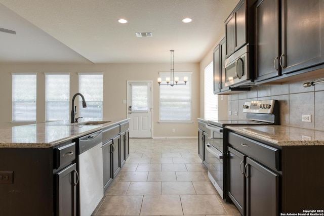 913 Pipe Gate, Cibolo, TX 78108 - kitchen featuring stainless steel appliances, a sink, baseboards, plenty of natural light, and recessed lighting