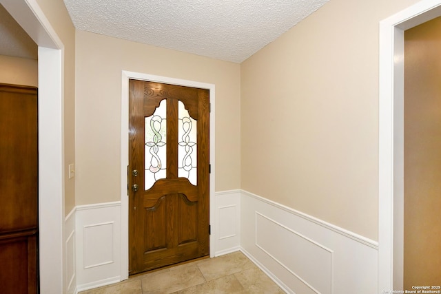 1415 Synandra, San Antonio, TX 78232 - entrance foyer featuring a wainscoted wall, a decorative wall, and a textured ceiling