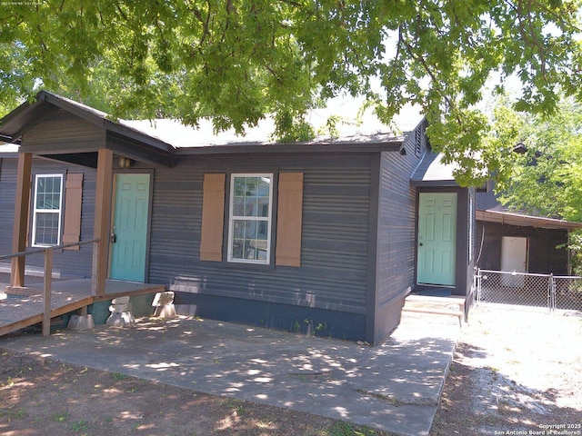 2619 E Houston St, San Antonio, TX 78202 - view of front of house with a patio