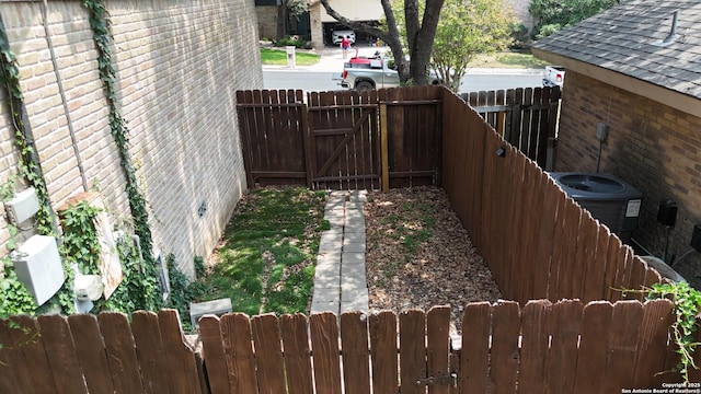 2922 Low Oak St, San Antonio, TX 78232 - view of yard featuring a gate and central AC