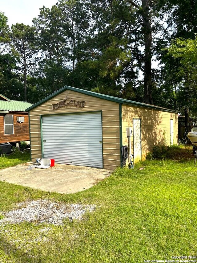 129 W High Line, Trinity, TX 75862 - detached garage featuring driveway