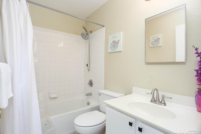 9011 Twincreek Farm, Converse, TX 78109 - full bath featuring toilet, shower / bath combination with curtain, and vanity