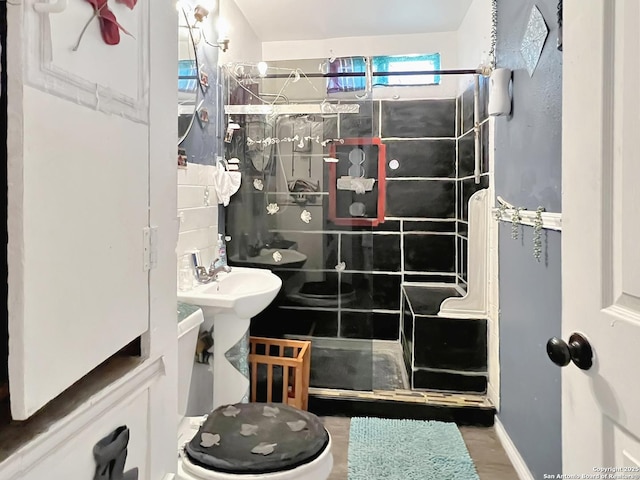 410 W Dickson, San Antonio, TX 78214 - full bath featuring a tile shower and toilet