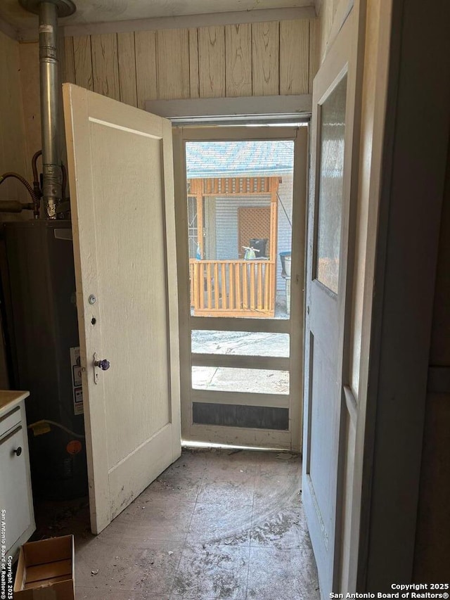 1927 Lee Hall, San Antonio, TX 78201 - entryway with water heater and healthy amount of natural light