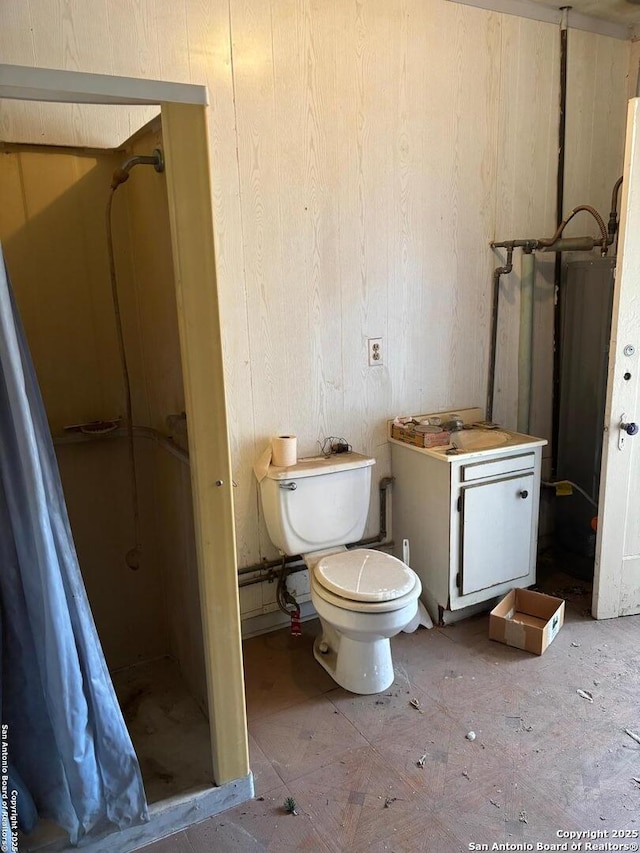 1927 Lee Hall, San Antonio, TX 78201 - full bathroom with a stall shower, toilet, and vanity