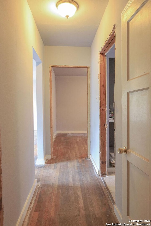 418 Cavalier, San Antonio, TX 78225 - hallway with hardwood / wood-style floors and baseboards