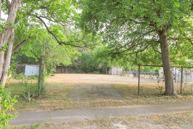 418 Cavalier, San Antonio, TX 78225 - view of yard