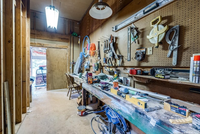 1071 Diamondhead Dr, Canyon Lake, TX 78133 - miscellaneous room featuring a workshop area and unfinished concrete floors