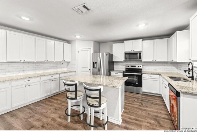 324 Washita Riv, Cibolo, TX 78108 - kitchen featuring stainless steel appliances, a sink, tasteful backsplash, recessed lighting, and a textured ceiling