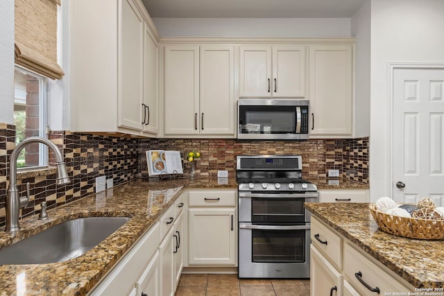 18719 Needle Rock, San Antonio, TX 78258 - kitchen with stainless steel appliances, a sink, backsplash, and dark stone countertops