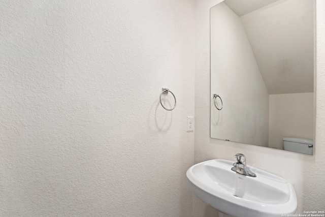 11042 Eyelet Hbr, Converse, TX 78109 - bathroom with a sink and lofted ceiling