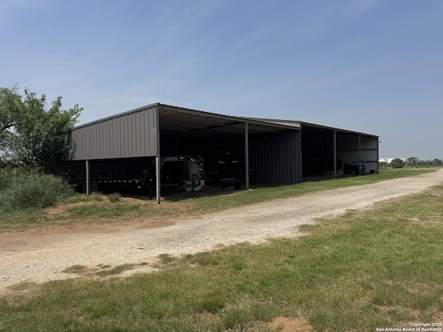 7084 Richter, Elmendorf, TX 78112 - view of pole building featuring a carport and dirt driveway