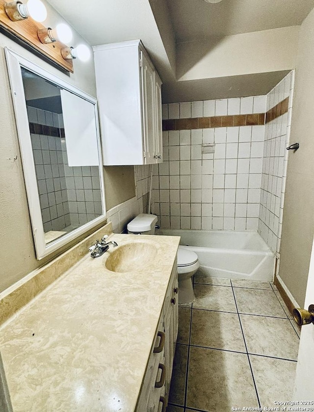 170 De Chantle Rd Unit 205, San Antonio, TX 78201 - bathroom featuring vanity, toilet, tile patterned flooring, a bath, and baseboards