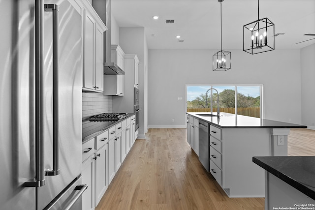 190 Azalea Aly, Castroville, TX 78009 - kitchen with appliances with stainless steel finishes, a sink, a chandelier, decorative backsplash, and white cabinetry