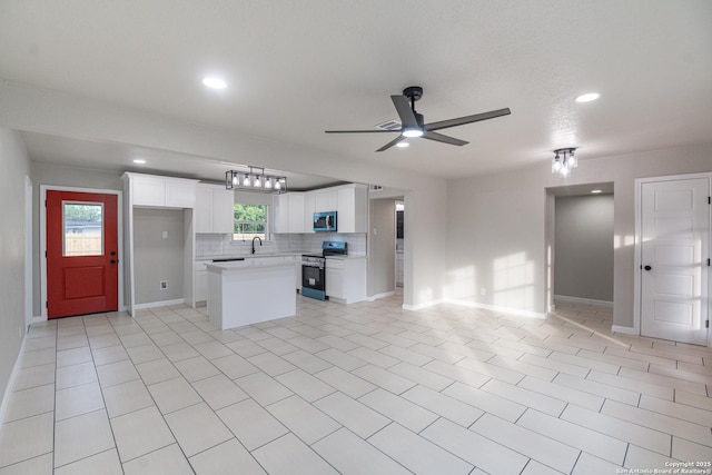 206 Scott, Universal City, TX 78148 - kitchen featuring stainless steel appliances, open floor plan, a sink, light countertops, and ceiling fan
