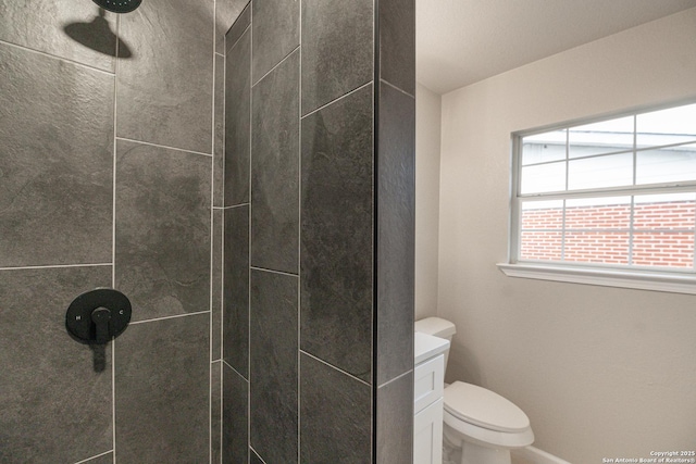 206 Scott, Universal City, TX 78148 - bathroom with tiled shower, toilet, and baseboards