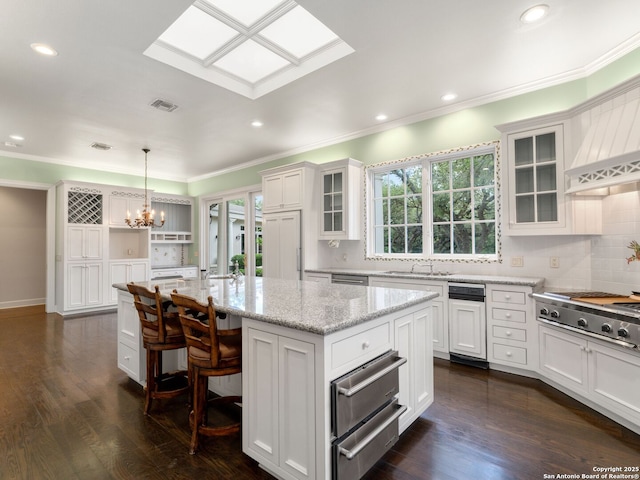 100 Tomahawk Hl, Country Village, TX 78232 - kitchen with stainless steel gas cooktop, a kitchen island, plenty of natural light, ornamental molding, and a chandelier