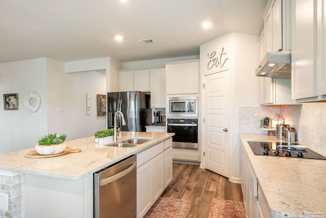 948 Black Horse Way, San Antonio, TX 78260 - kitchen with stainless steel appliances, a sink, under cabinet range hood, a kitchen island with sink, and wood finished floors