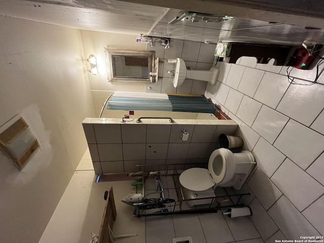 512 Brown Ln, Floresville, TX 78114 - half bathroom featuring toilet