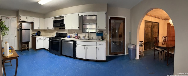 512 Brown Ln, Floresville, TX 78114 - kitchen with stainless steel appliances, a sink, white cabinets, and light countertops