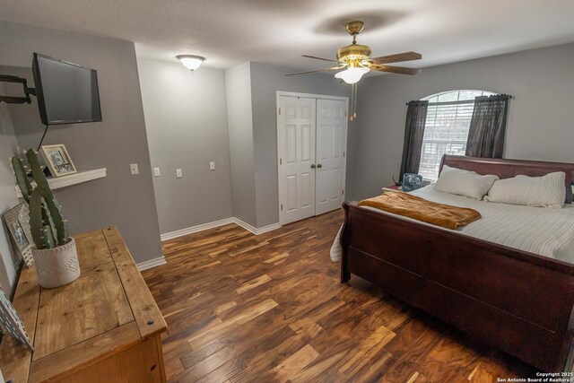 633 Sunrise Ave, Uvalde, TX 78801 - bedroom featuring dark wood-type flooring, baseboards, ceiling fan, and a closet