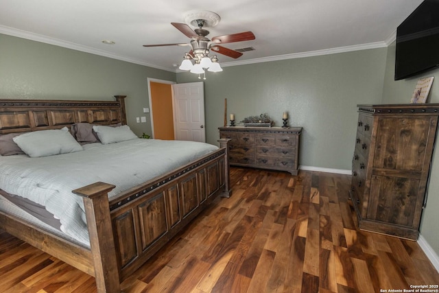 633 Sunrise Ave, Uvalde, TX 78801 - bedroom featuring wood finished floors, crown molding, baseboards, and ceiling fan