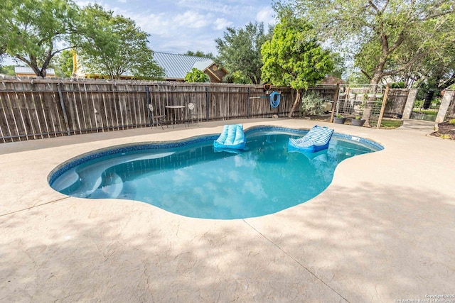 633 Sunrise Ave, Uvalde, TX 78801 - view of swimming pool featuring a fenced backyard and a patio area