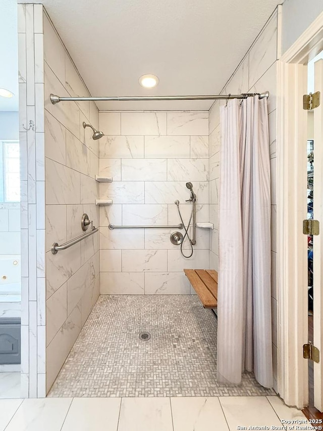 1185 County Road 7718, Devine, TX 78016 - full bath featuring tiled shower and recessed lighting