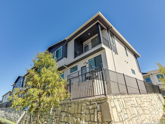 2050 Lohmans Spur Unit, Lakeway, TX 78734 - view of side of property featuring stucco siding and a balcony