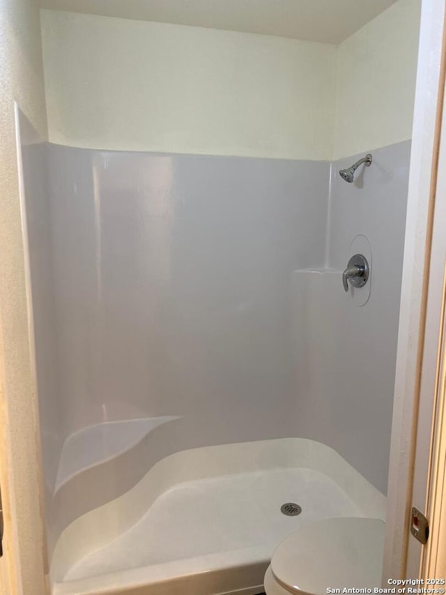 1336 Churing, San Antonio, TX 78245 - bathroom featuring a shower