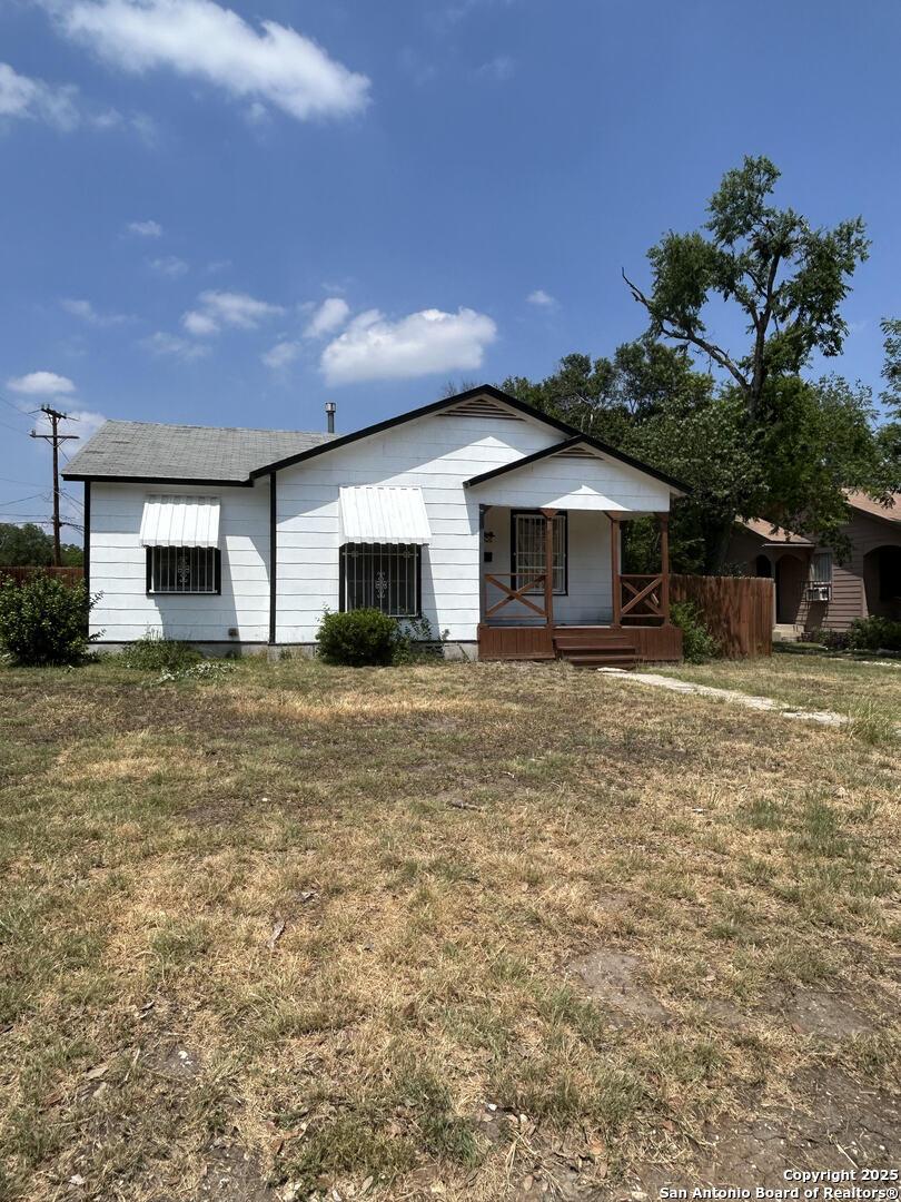 389 Meredith, San Antonio, TX 78228 - view of front facade featuring a front lawn and a porch