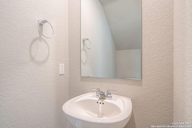 324 Mar Hl, Seguin, TX 78155 - bathroom featuring a textured wall and a sink