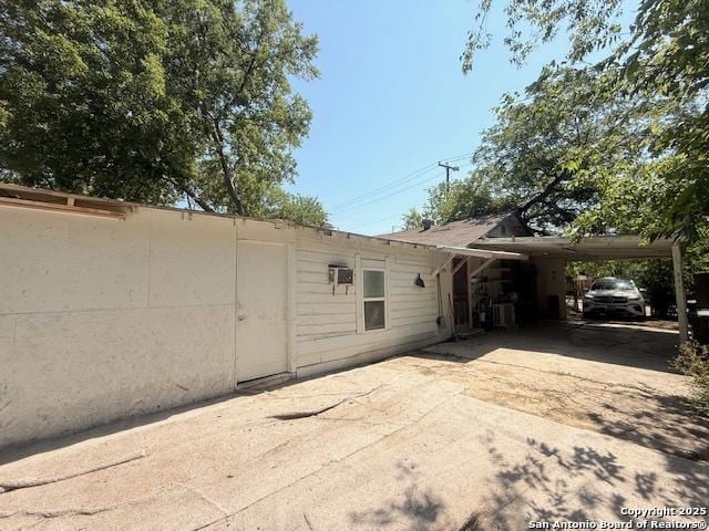 261 San Gabriel, San Antonio, TX 78237 - view of side of property featuring a carport and driveway