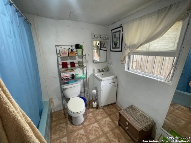 261 San Gabriel, San Antonio, TX 78237 - bathroom with toilet, vanity, and shower / tub combo