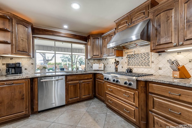 113 Wickford, Castle Hills, TX 78213 - kitchen with under cabinet range hood, stainless steel appliances, a sink, backsplash, and light stone countertops