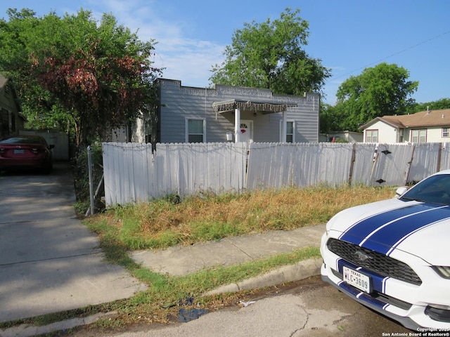 1038 W Ridgewood Ct, San Antonio, TX 78201 - view of front of home