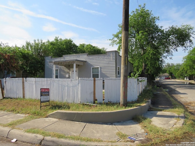 1038 W Ridgewood Ct, San Antonio, TX 78201 - view of front of house