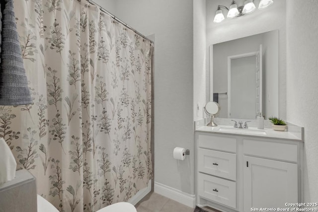562 Orchard Way, New Braunfels, TX 78132 - full bath with toilet, vanity, baseboards, and a shower with curtain