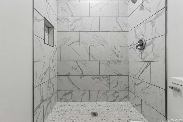 1711 Hermine, San Antonio, TX 78201 - full bath featuring tiled shower