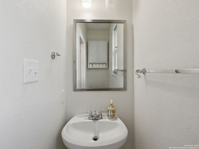 20310 Roche Oak, San Antonio, TX 78259 - bathroom with a sink and a textured wall