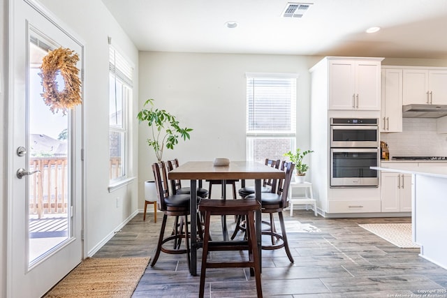7421 Cimarron Lk, Boerne, TX 78015 - dining area featuring wood finished floors, recessed lighting, and baseboards