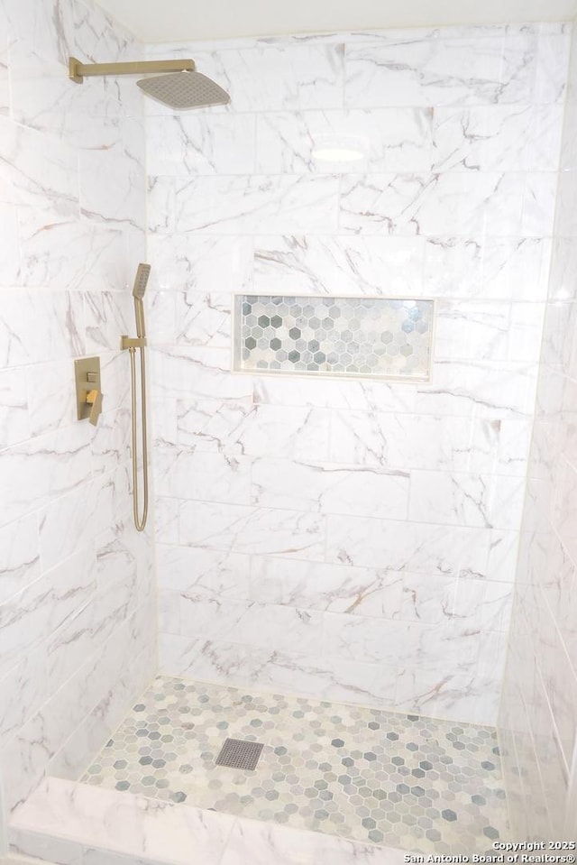 2926 Quail Oak, San Antonio, TX 78232 - bathroom featuring tiled shower