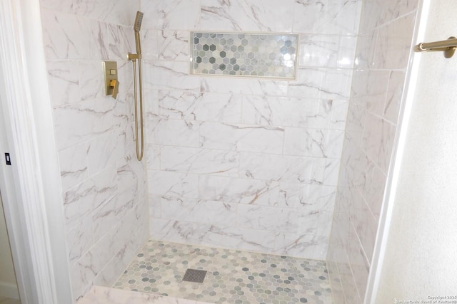 2926 Quail Oak, San Antonio, TX 78232 - bathroom with tiled shower