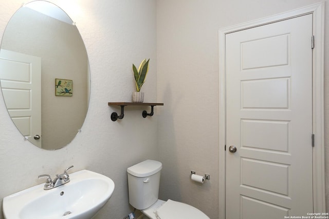 927 Lambshead Draw, San Antonio, TX 78245 - bathroom with a sink and toilet