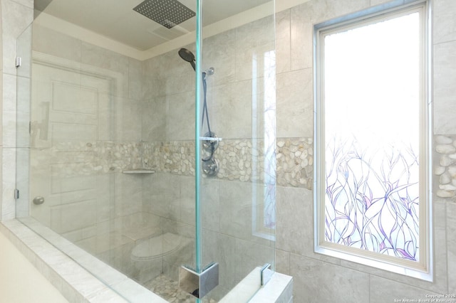 927 Lambshead Draw, San Antonio, TX 78245 - full bathroom featuring a stall shower and toilet