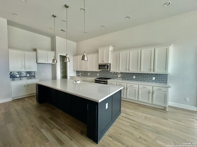1185 Abelia, New Braunfels, TX 78132 - kitchen featuring appliances with stainless steel finishes, a sink, decorative backsplash, white cabinets, and recessed lighting