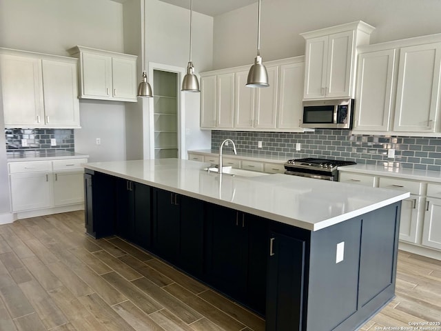 1185 Abelia, New Braunfels, TX 78132 - kitchen featuring stainless steel appliances, light wood-type flooring, a sink, backsplash, and white cabinets