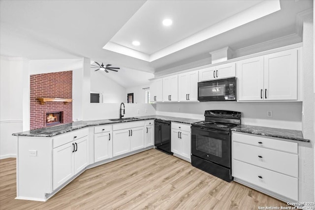 268 Cordova Loop, Seguin, TX 78155 - kitchen featuring black appliances, a sink, a peninsula, light wood-style flooring, and a ceiling fan